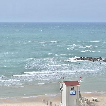 Luxury Suites By Notaly Ariel - Carmel Beach ハイファ エクステリア 写真