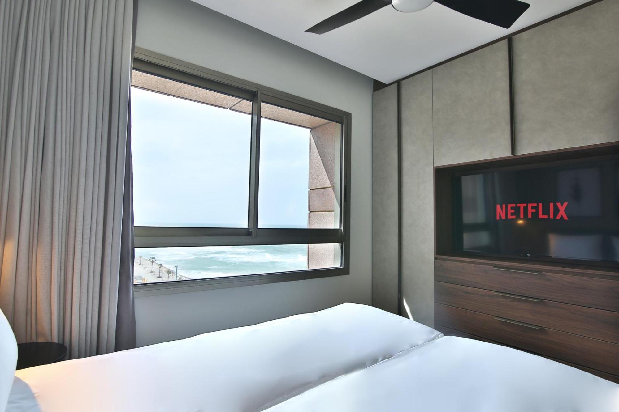 Luxury Suites By Notaly Ariel - Carmel Beach ハイファ エクステリア 写真
